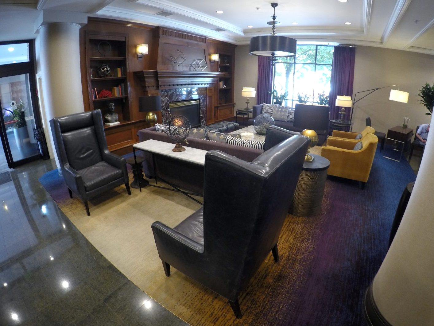 una sala de estar con piso de madera