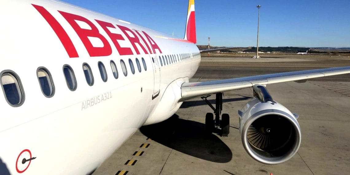 un avión estacionado en una pista de aeropuerto