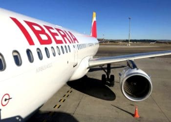 un avión estacionado en una pista de aeropuerto