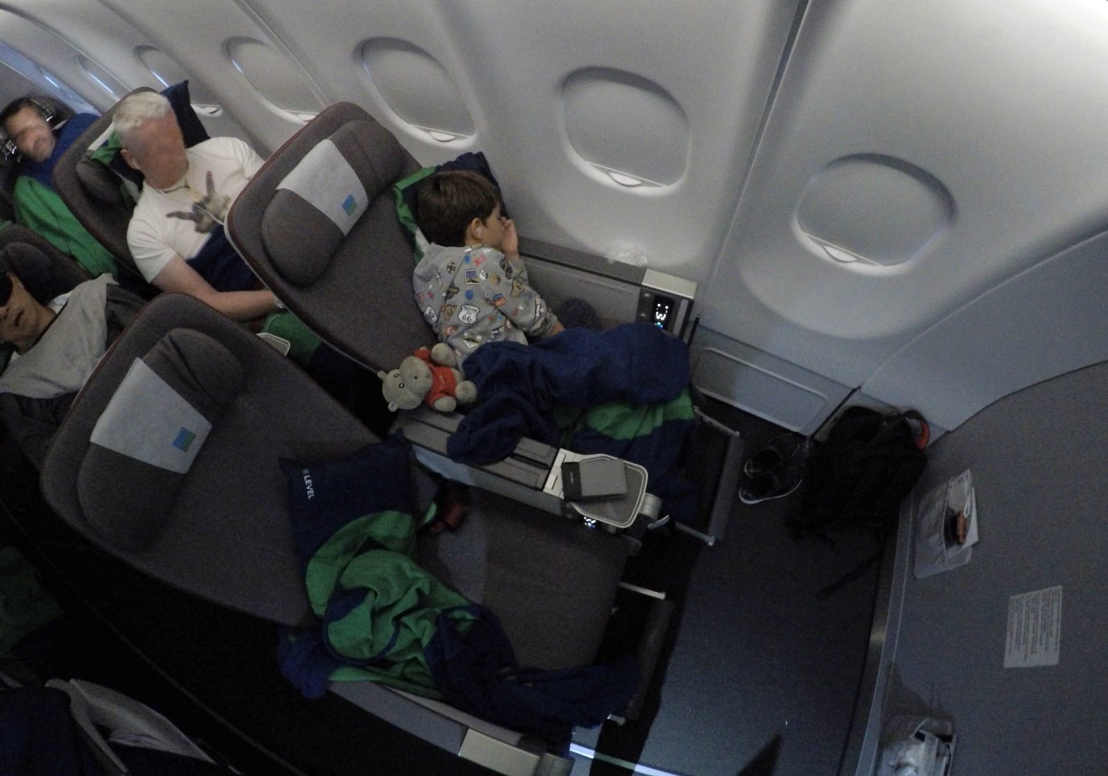 Hijo durmiendo en el asiento 1A cabina Premium Level