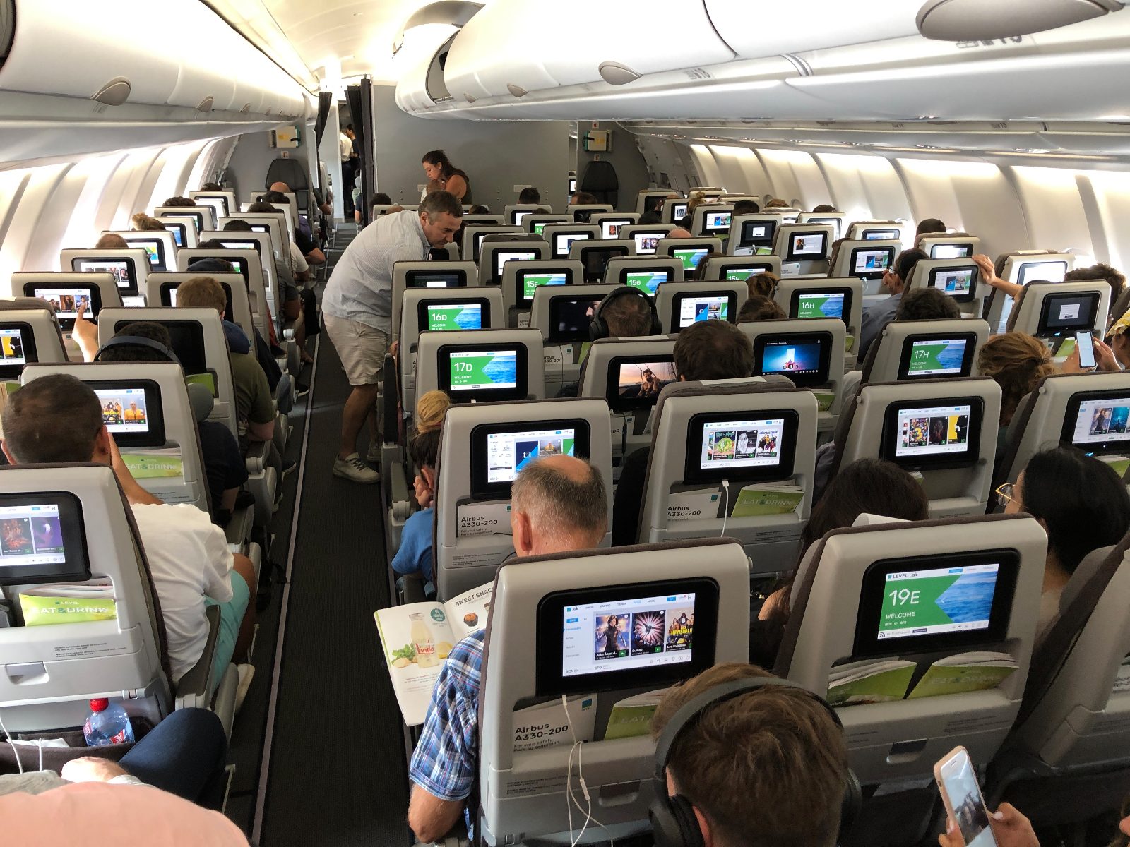 un grupo de personas en el interior de un avión