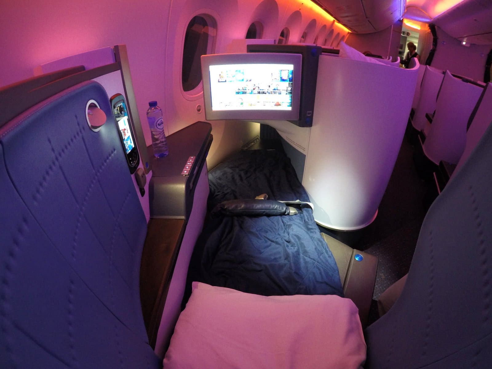 Asiento en modo cama KLM 787 business class