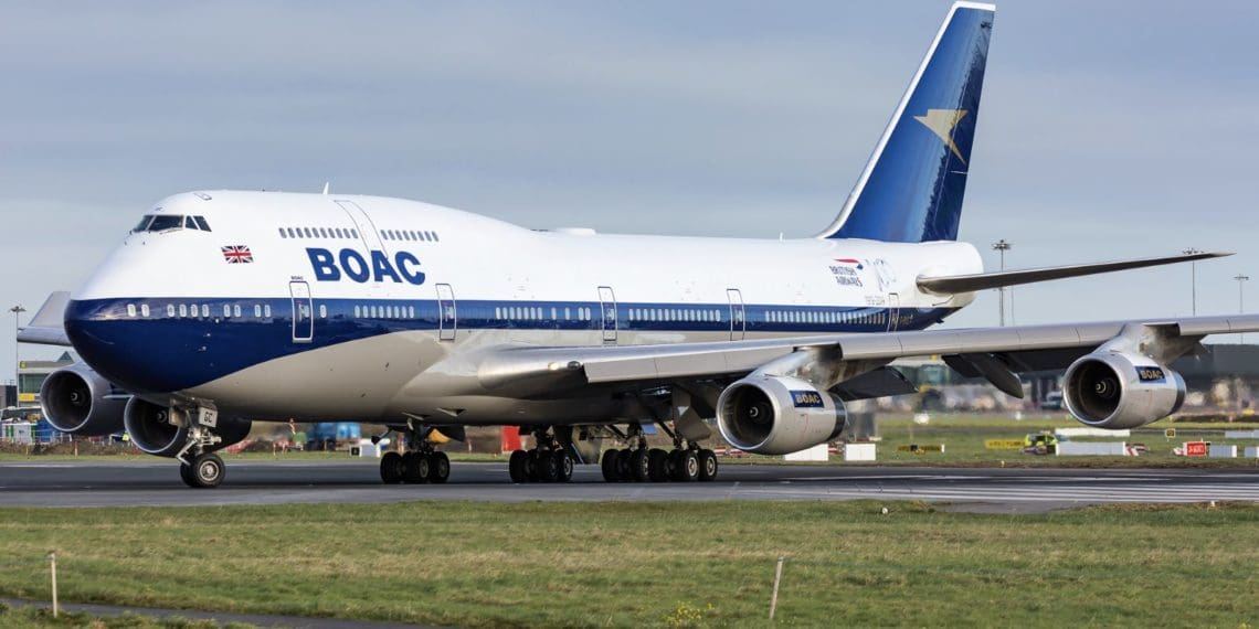 un avión estacionado en una pista de aterrizaje