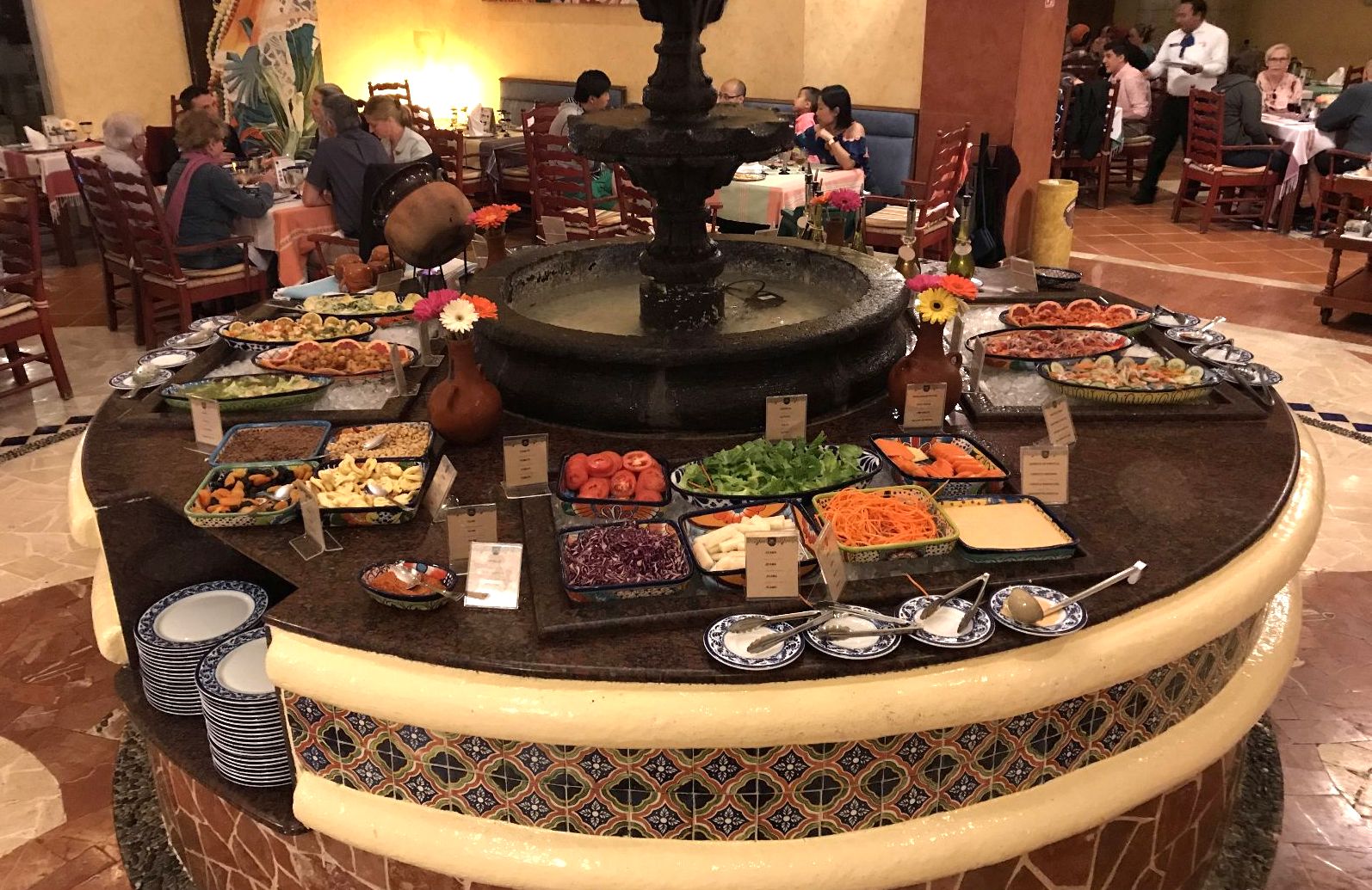 un grupo de personas alrededor de una mesa con platos de comida