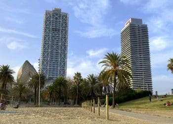 una torre con un papalote en el parque