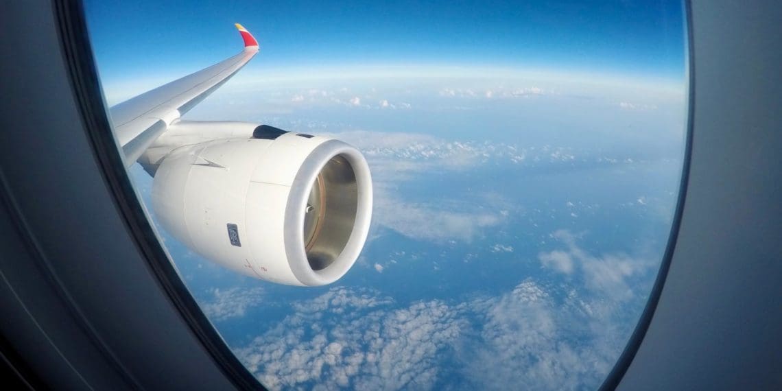 vista desde la ventana de un avión volando en el cielo