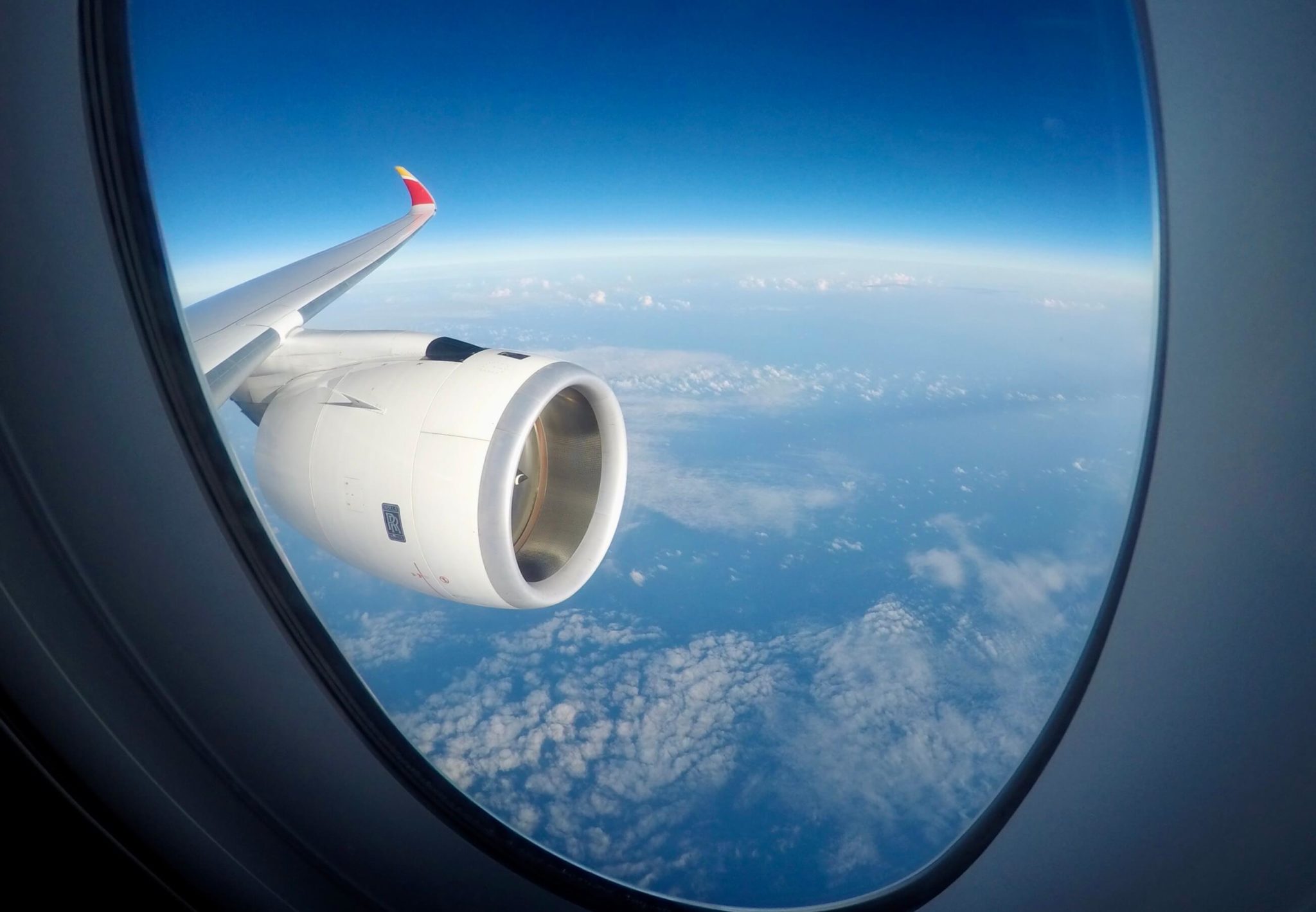 vista desde la ventana de un avión volando en el cielo