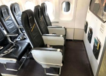 un bano con un inodoro