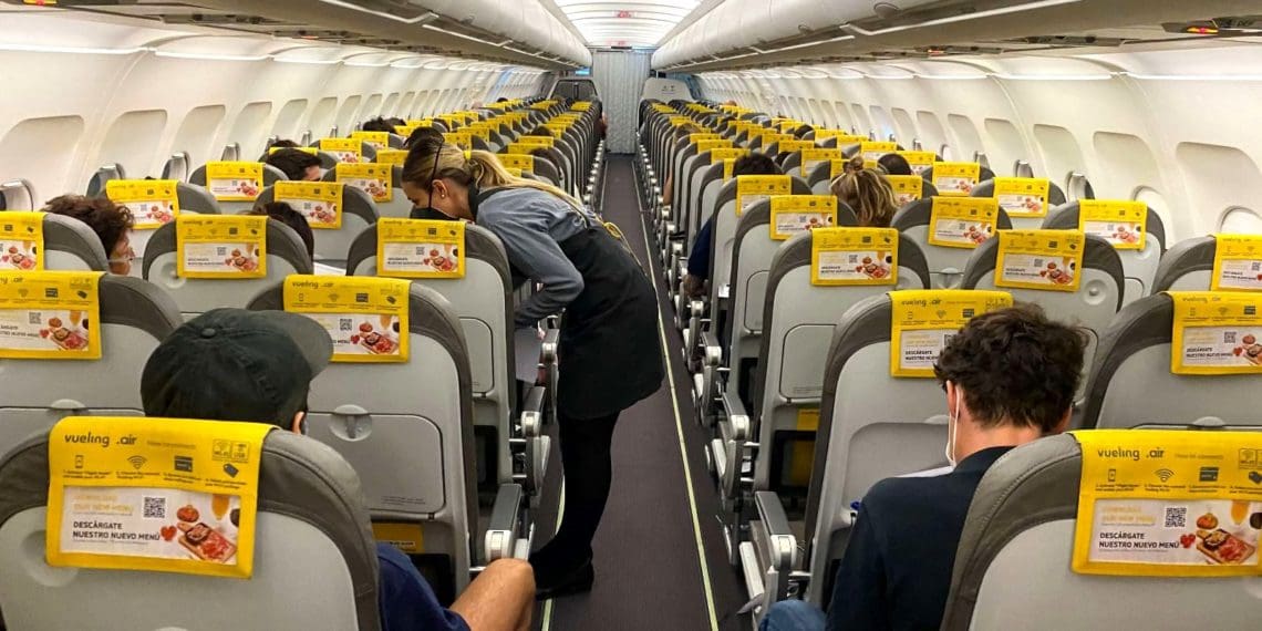 un grupo de personas en el interior de un avión