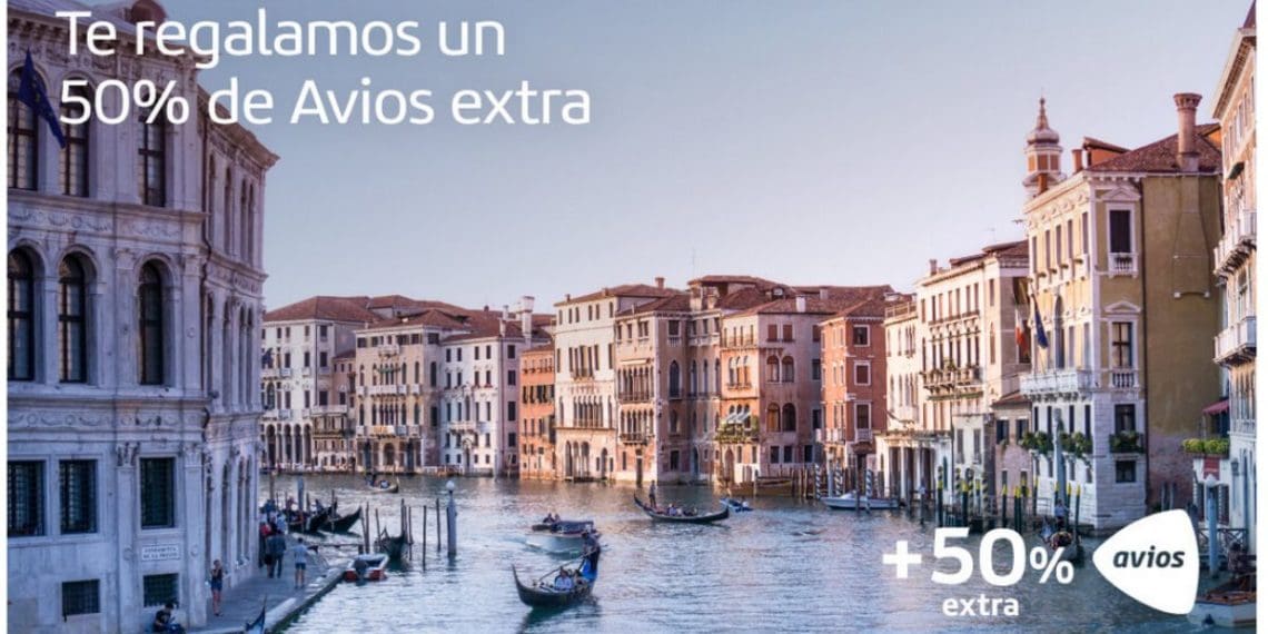 edificio con letrero en frente de agua con Gran Canal de Venecia de fondo