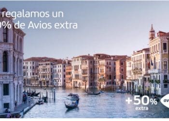 edificio con letrero en frente de agua con Gran Canal de Venecia de fondo