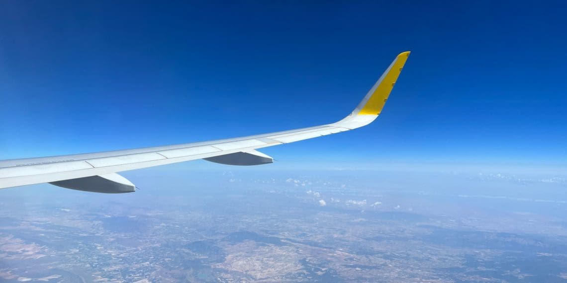 vista de un avión volando en el cielo