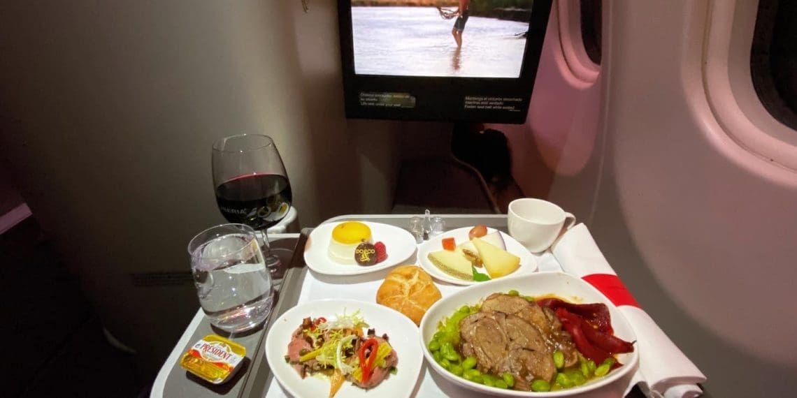 un plato con comida y bebidas sobre una mesa