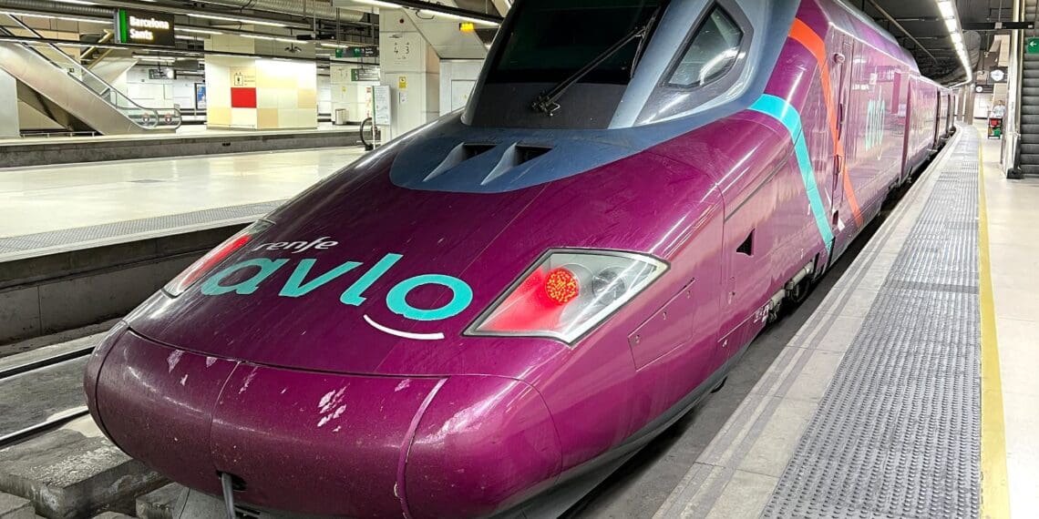 coche en una estación de tren