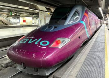 coche en una estación de tren