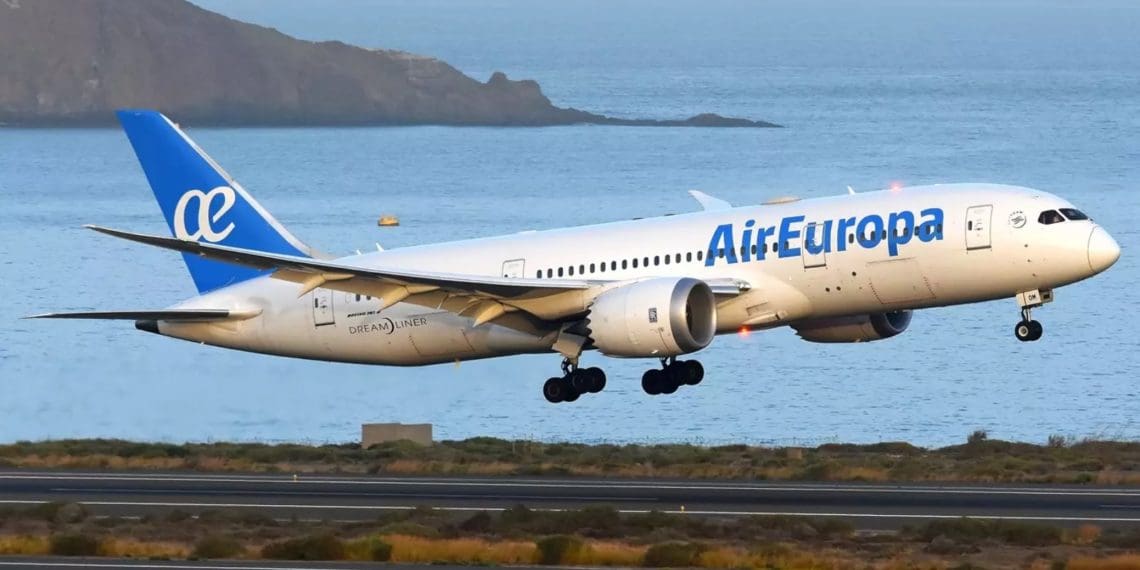 avión comercial parado en la pista de aterrizaje