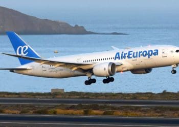 avión comercial parado en la pista de aterrizaje