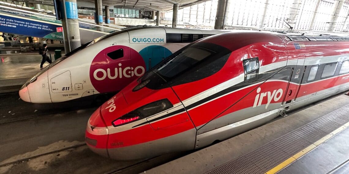 un avión estacionado en una estación