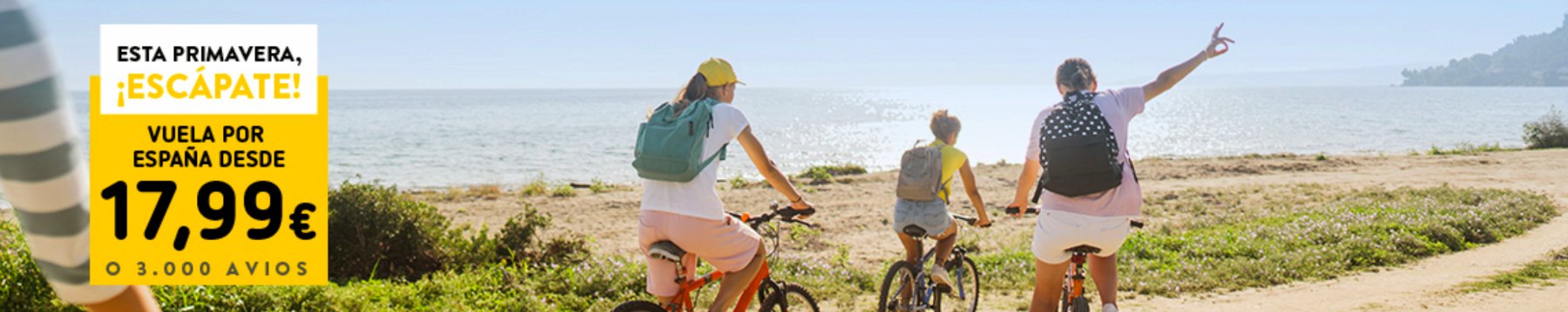 un grupo de personas en bicicleta en la playa
