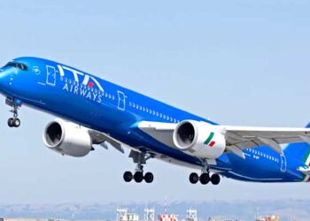 avión comercial volando en el cielo azul