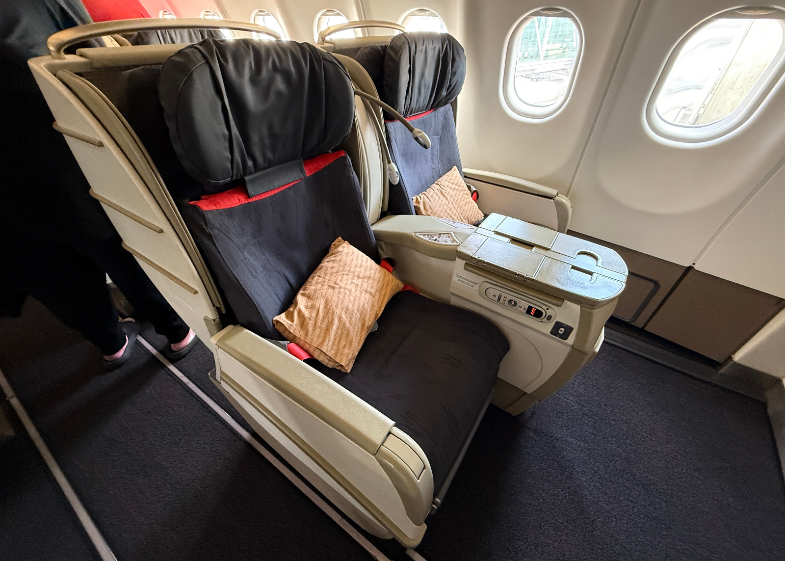 Asientos de business class de Turkish Airlines A330 una maleta de viaje