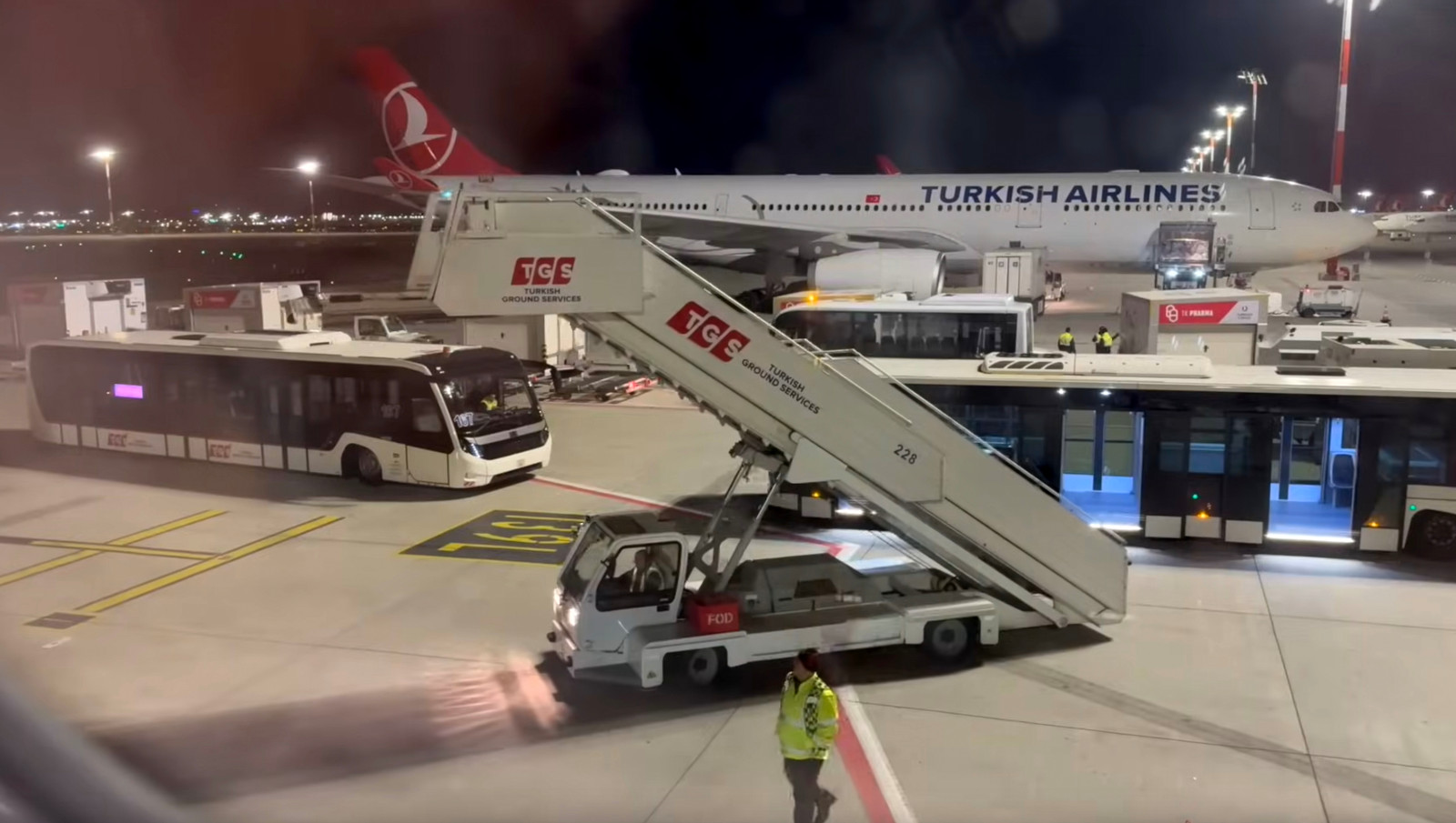 Aeropuerto de Estambul avión en la pista de un aeropuerto