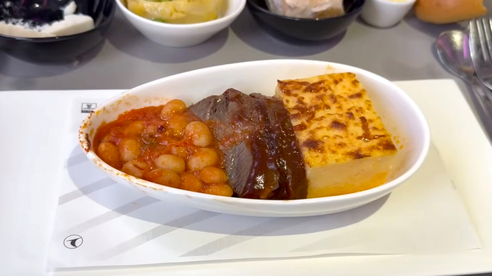 Almuerzo de business class Turkish Airlines plato con diferentes tipos de comida