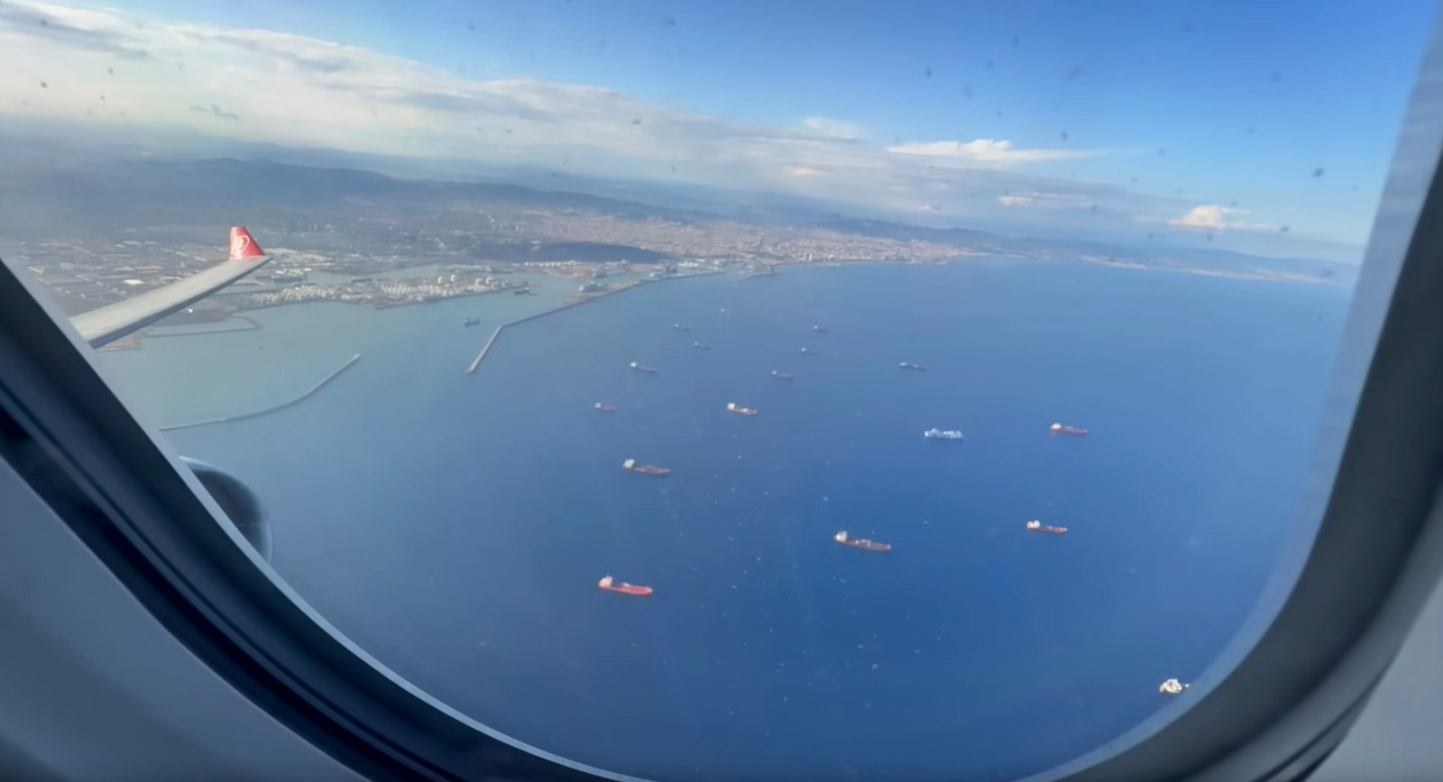 Despegando de Barcelona rumbo a Estambul vista desde la ventana de un avión volando en el cielo