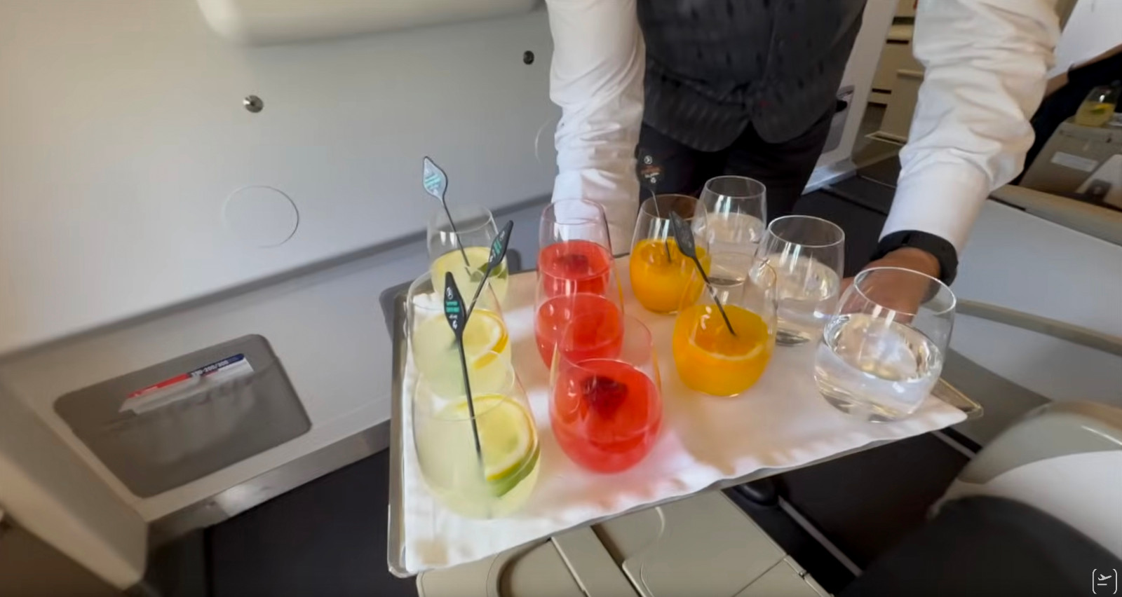 Tragos de bienvenida, todos sin alcohol persona con bebida en la mano de una persona con una licuadora