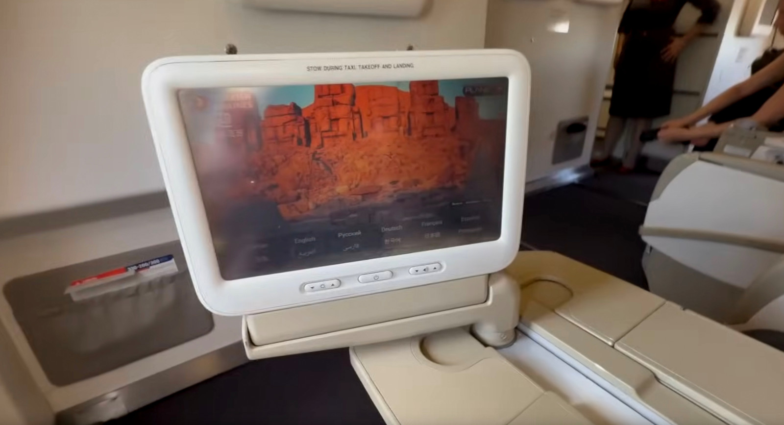 Monitor sistema de entretenimiento Turkish Airlines A330 un microondas encima de una computadora