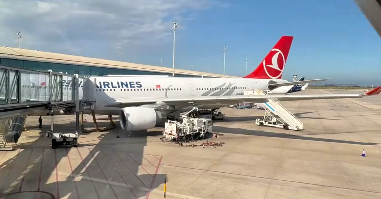 Airbus 330 de Turkish Airlines avión estacionado en una pista de aeropuerto