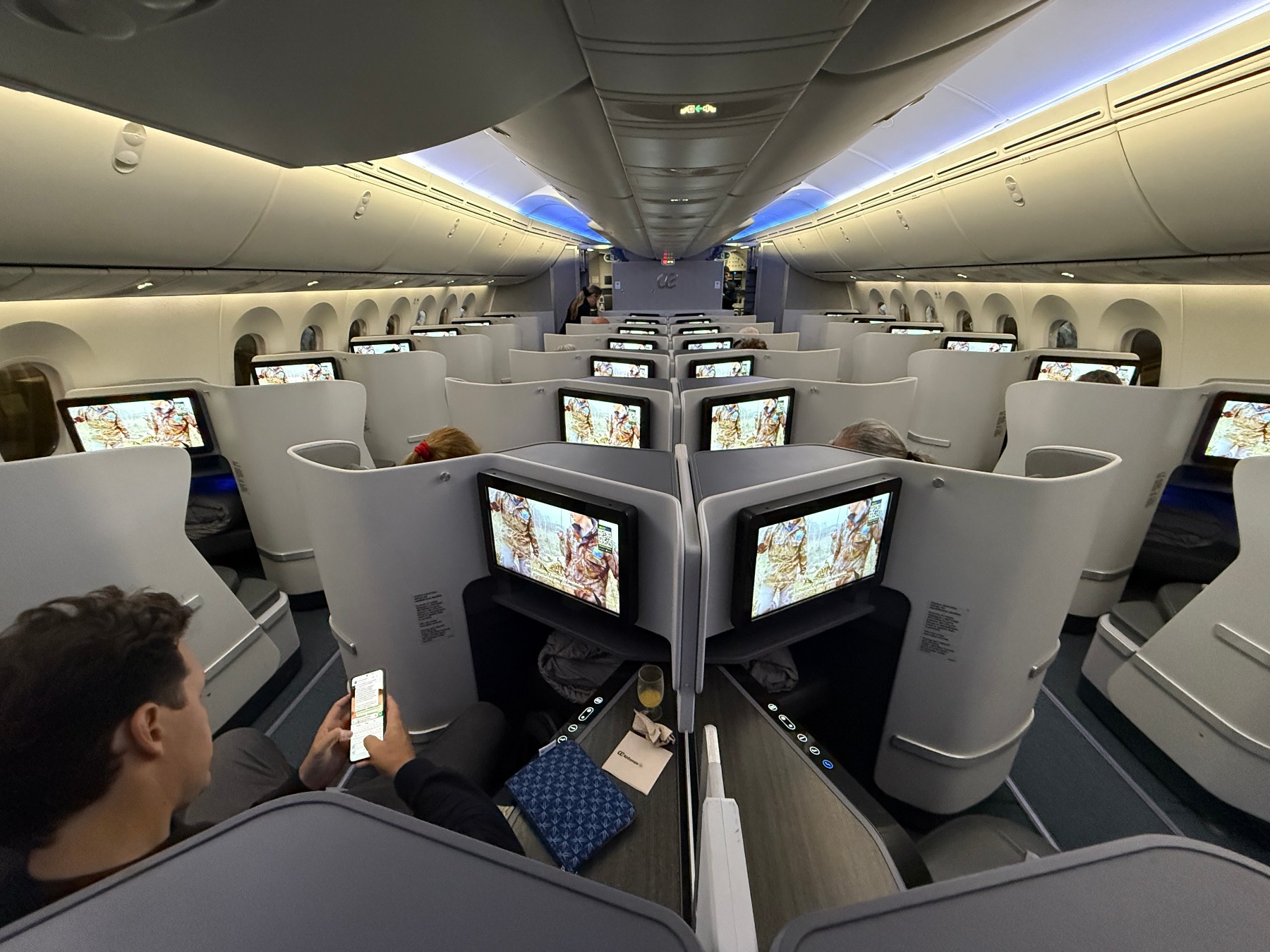 Cabina de Business Class Boeing 787-9 de Air Europa un grupo de personas en el interior de un avión