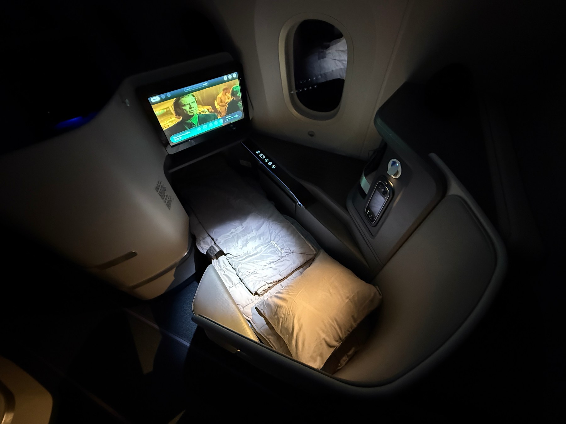 Asiento en modo cama Business Class de Air Europa imagen de la pantalla de un video juego de un carro
