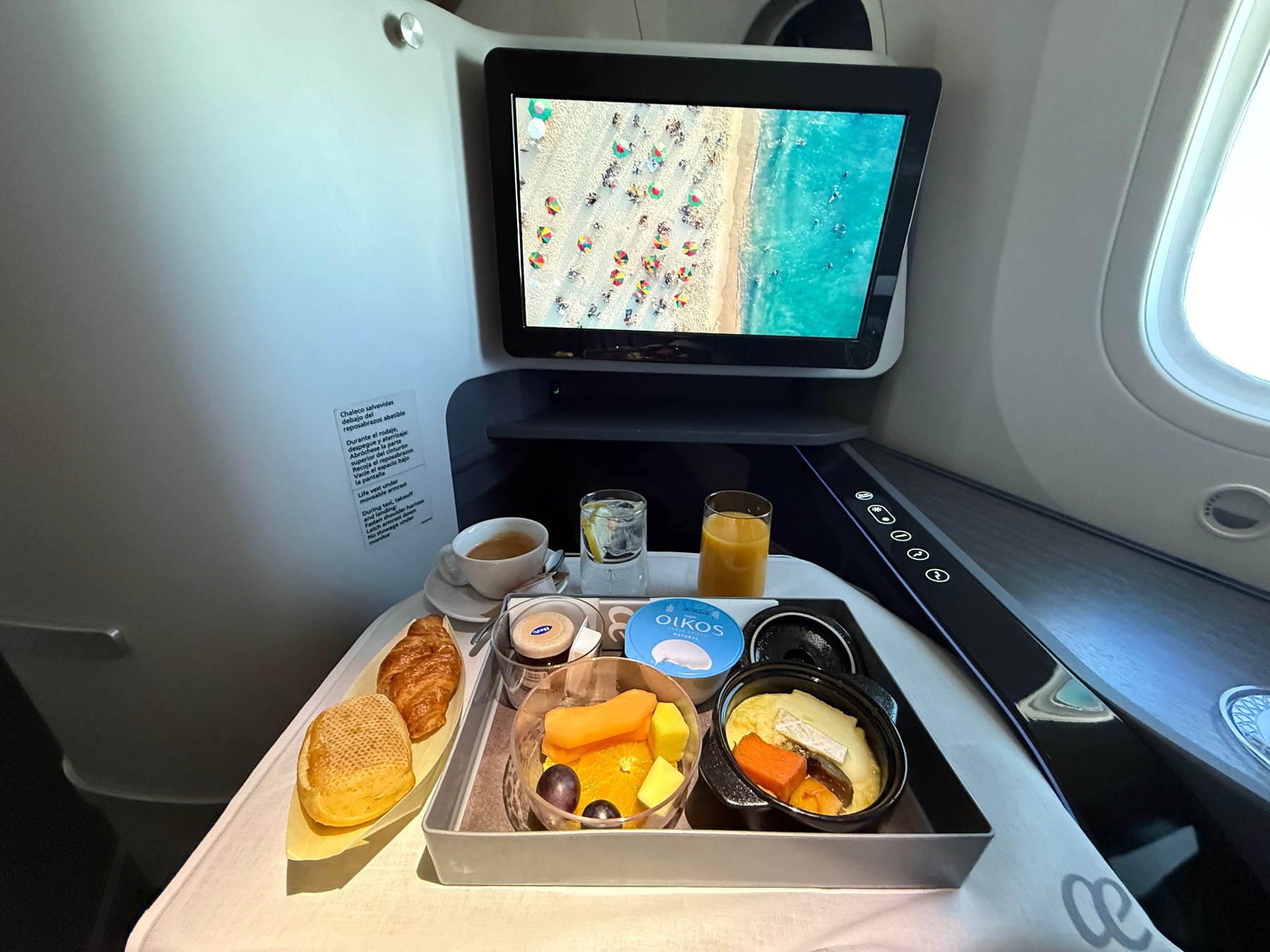 Desayuno Business Class de Air Europa una bandeja con comida