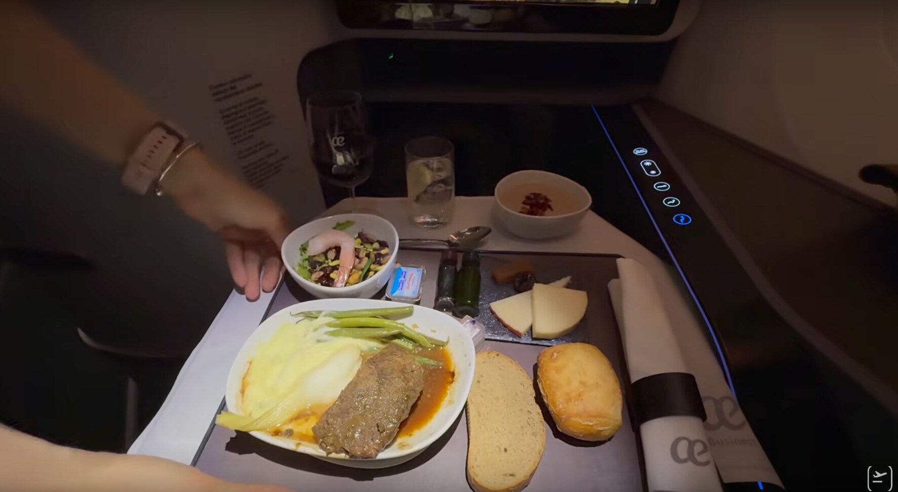 Servicio de cena Business Class Air Europa una bandeja con comida en la mano