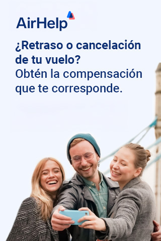 un grupo de personas sonriendo frente a personas
