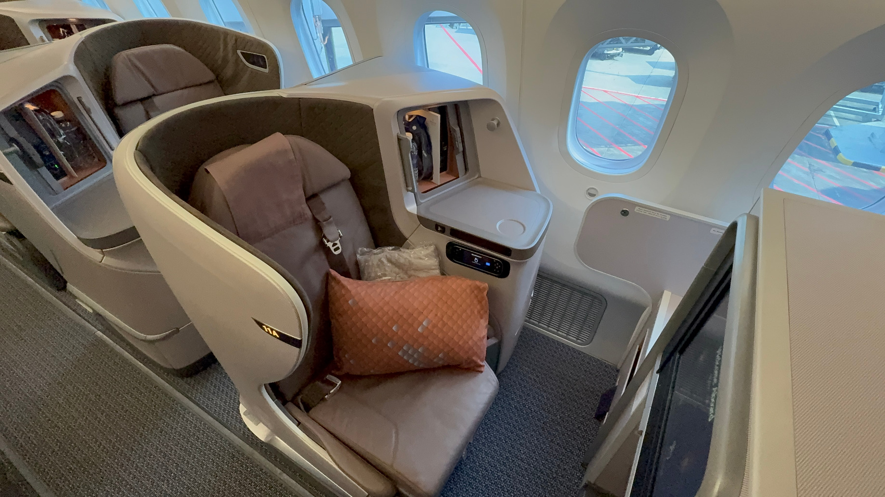 Cabina business class de Singapore Airlines Boeing 787-10 un grupo de personas en el asiento de un auto