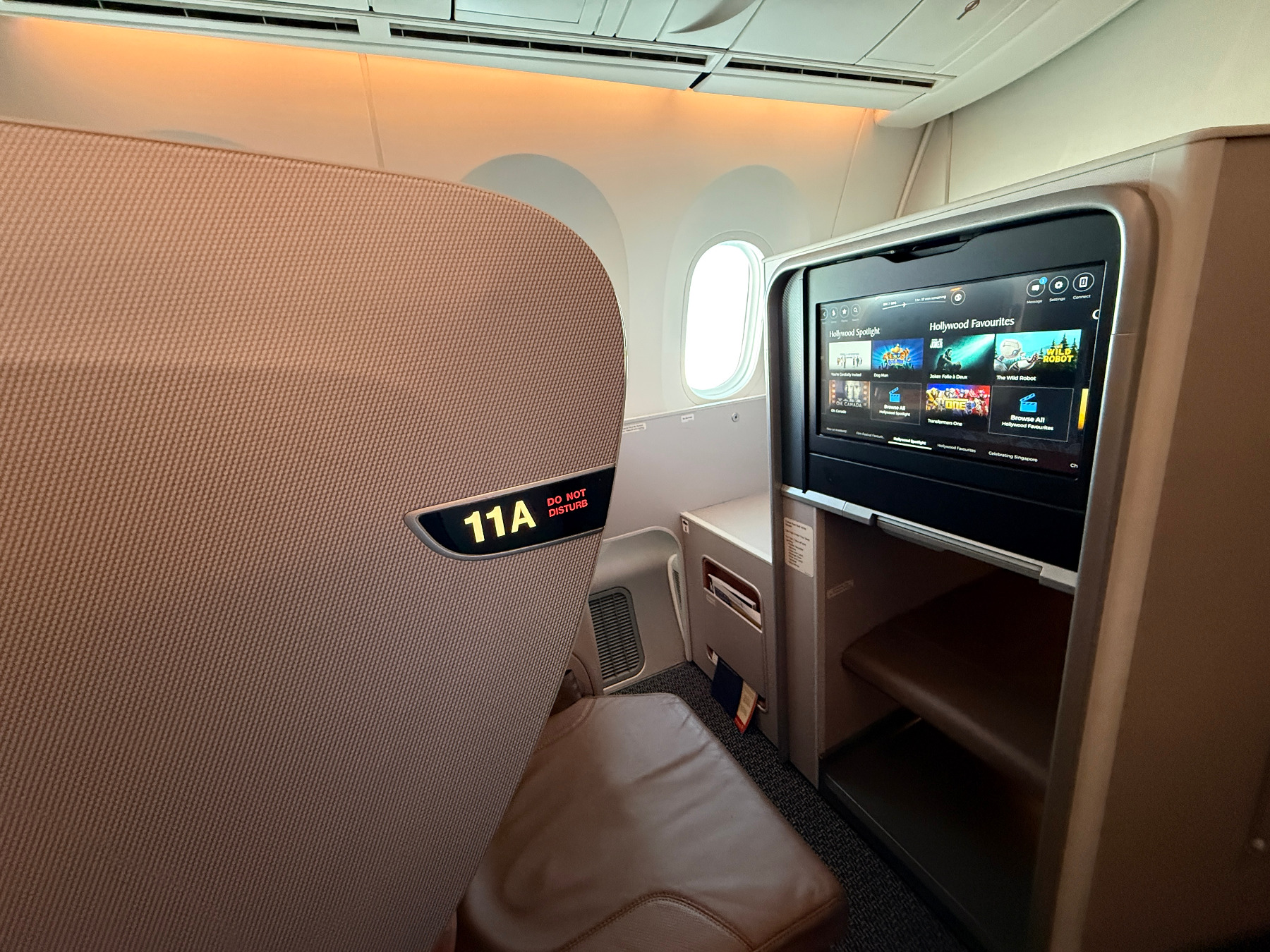 Cena business class Singapore Airlines un microondas con la puerta abierta
