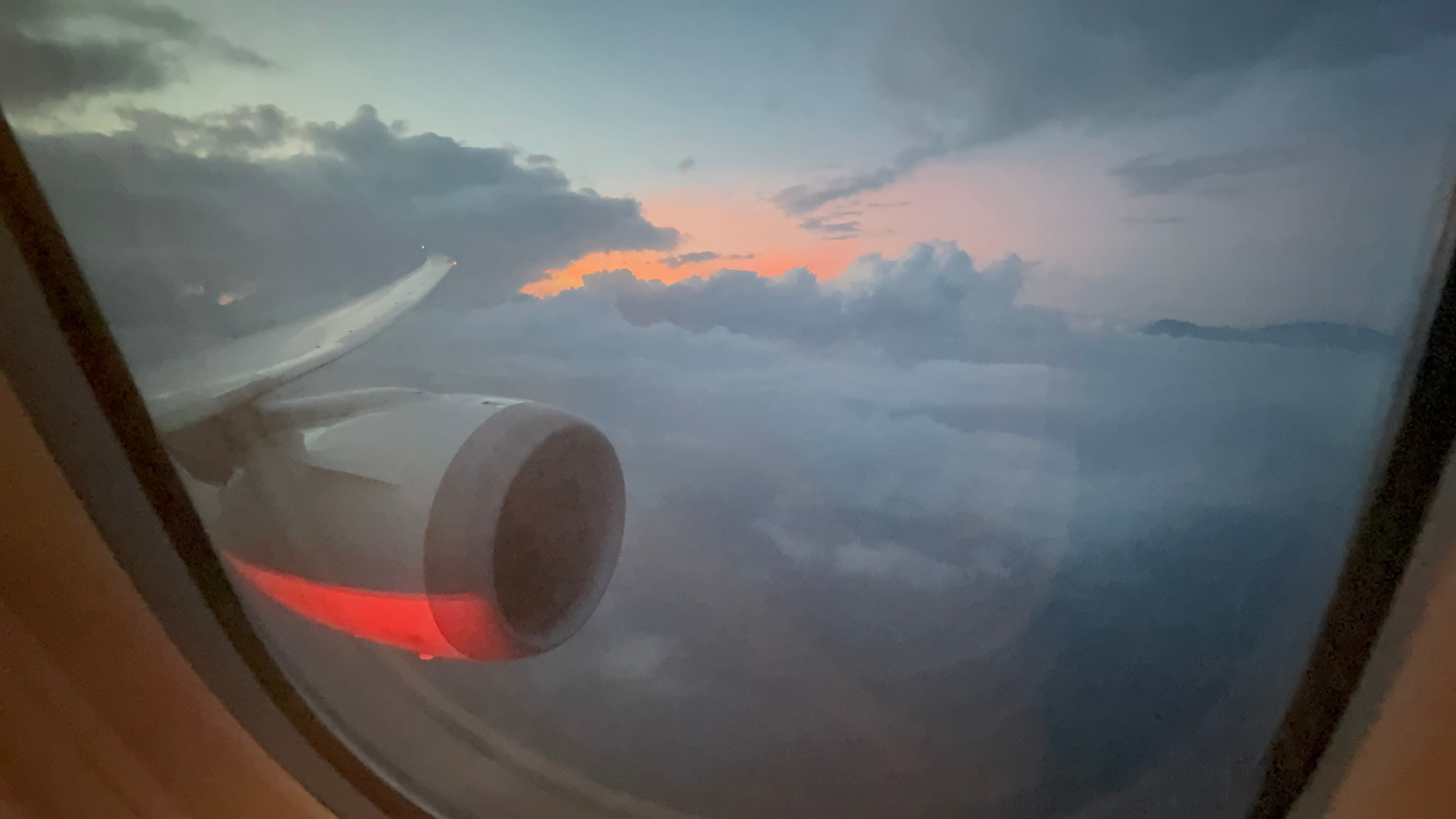 Descendiendo sobre la isla de Bali vista desde la ventana de un avión volando en el cielo