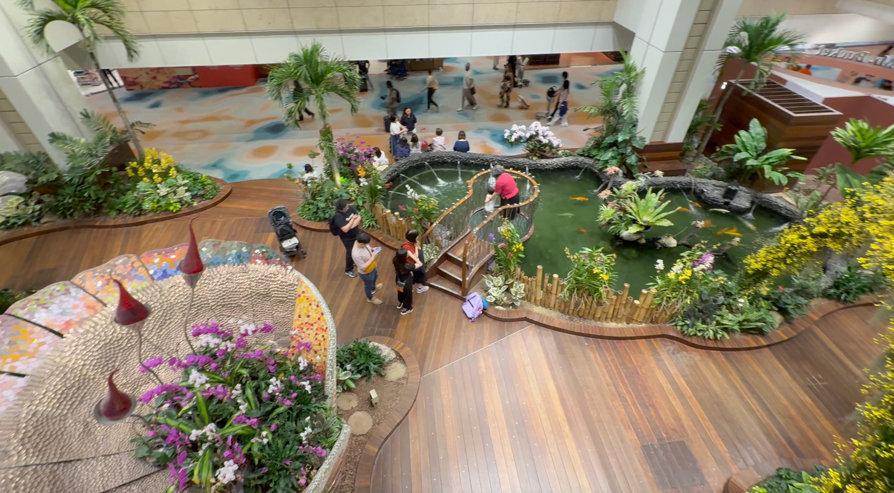 Aeropuerto de Singapur Changi un florero con flores sobre una mesa de madera