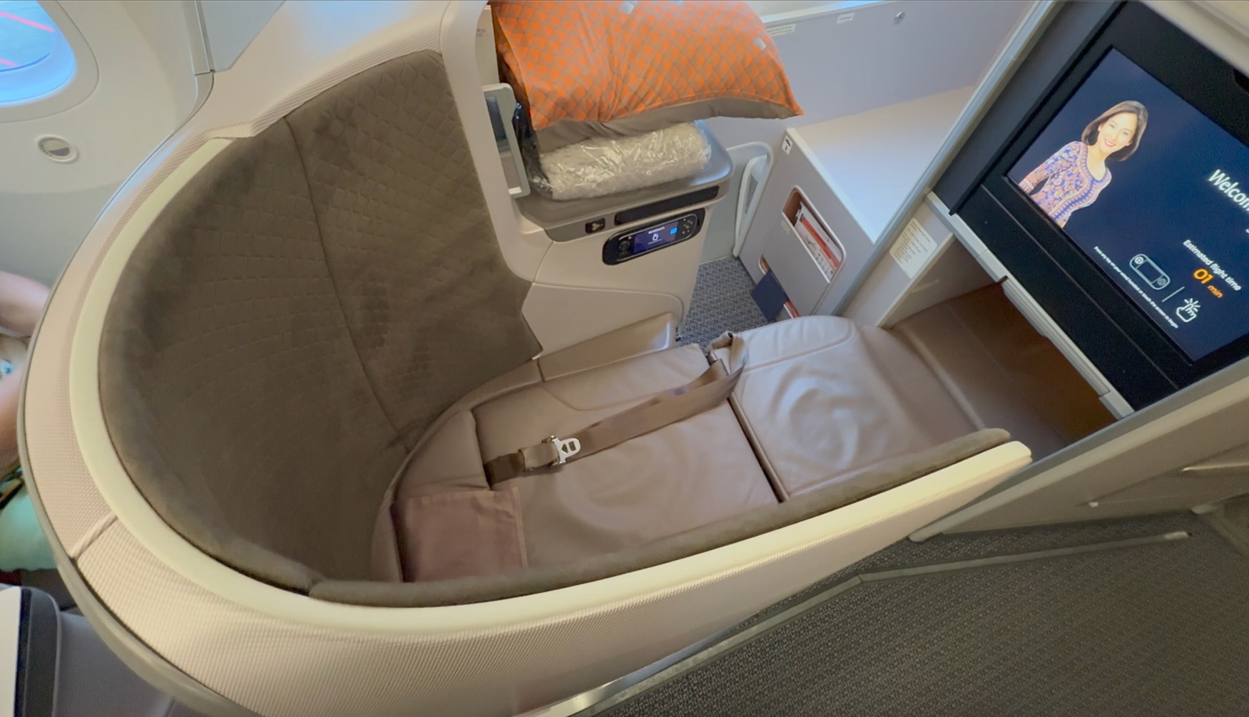 Asiento business class de Singapore Airlines Boeing 787-10 avión en el asiento de un auto