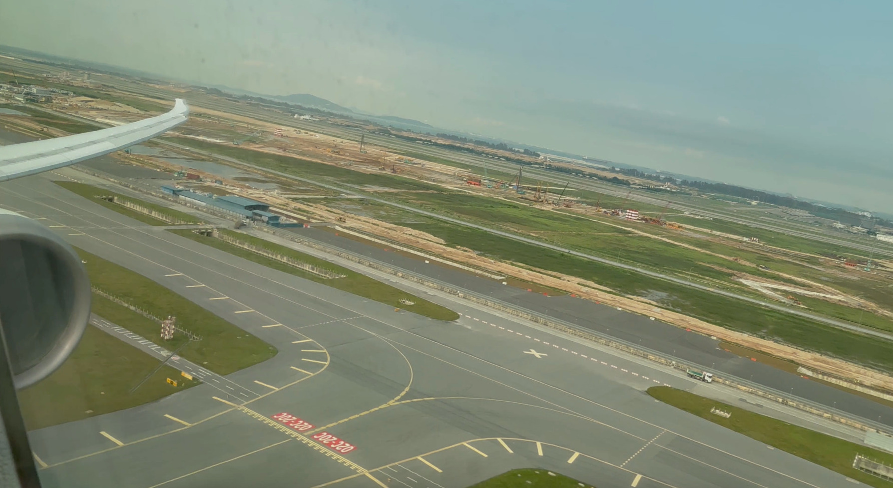 Despegando del aeropuerto de Changi en Singapur vista de una carretera