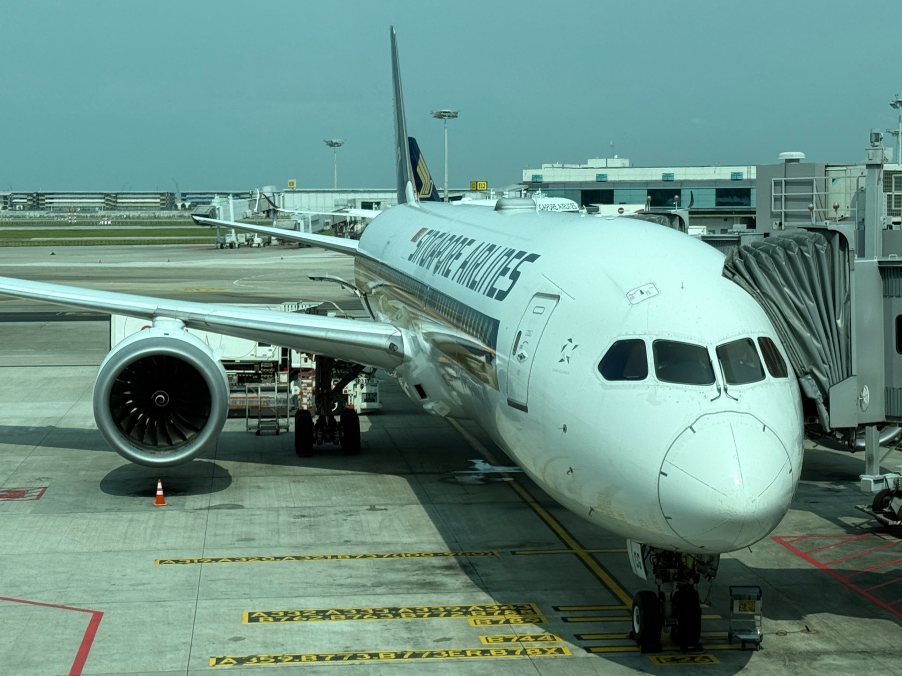 Boeing 787-10 de Singapore Airlines un avión estacionado en una pista de aeropuerto