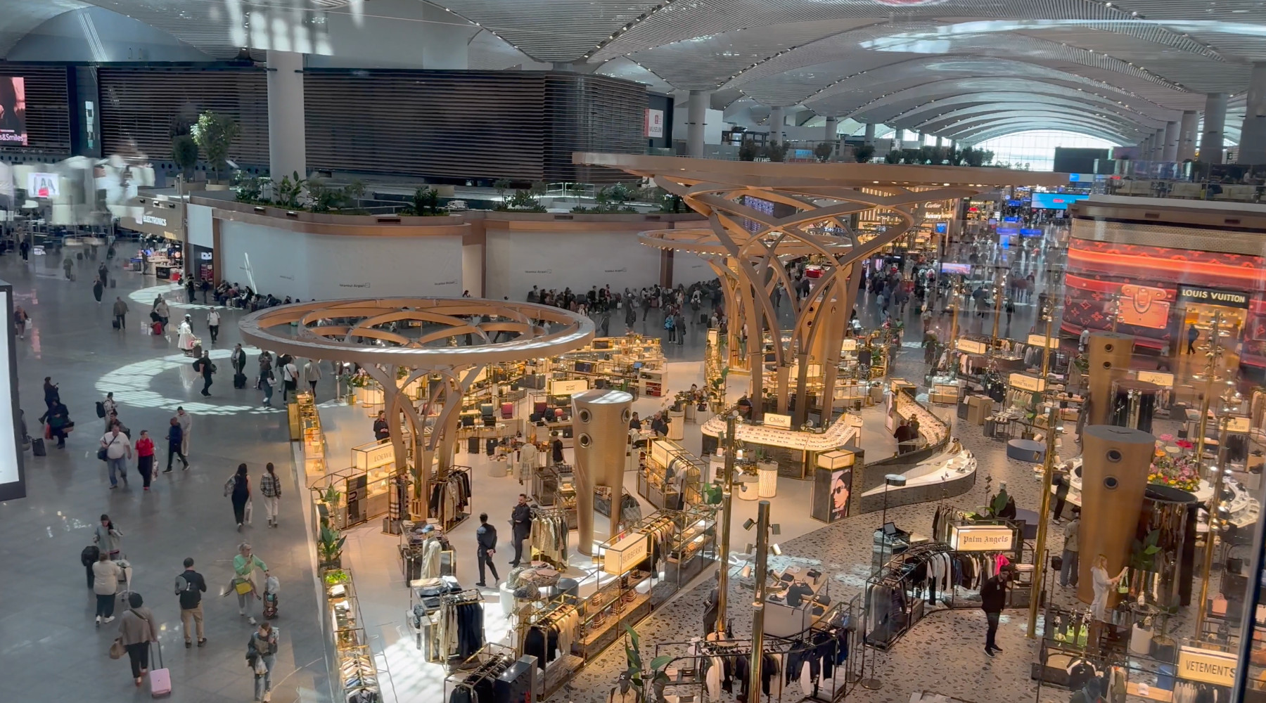 Aeropuerto de Estambul un grupo de personas en el interior de un edificio