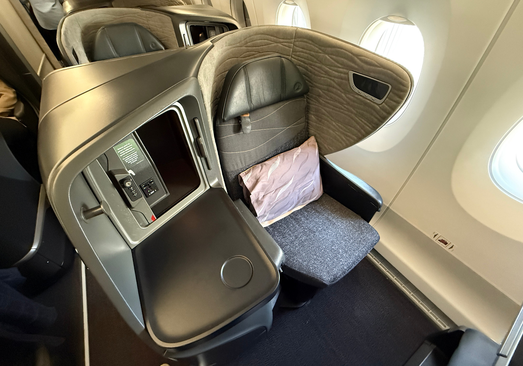 Asiento de Business Class Airbus 350 de Turkish Airlines imagen de la pantalla de un video juego de un carro