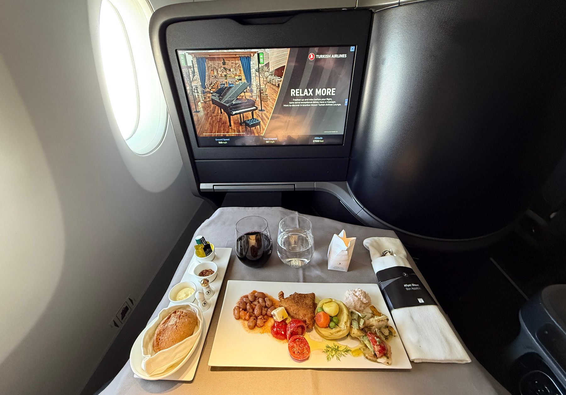 Cena Business Class de Turkish Airlines imagen de la pantalla de un video juego de un carro