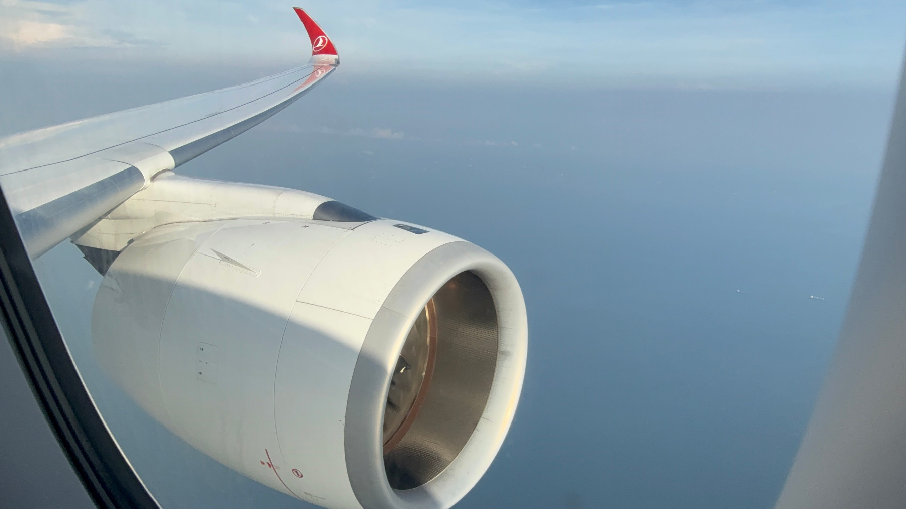 Sobrevolando el Mar Caspio vista desde el interior de un avión