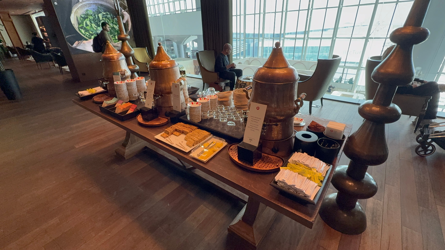 Lounge de Turkish Airlines en el aeropuerto de Estambul un grupo de folletos sobre una mesa de madera