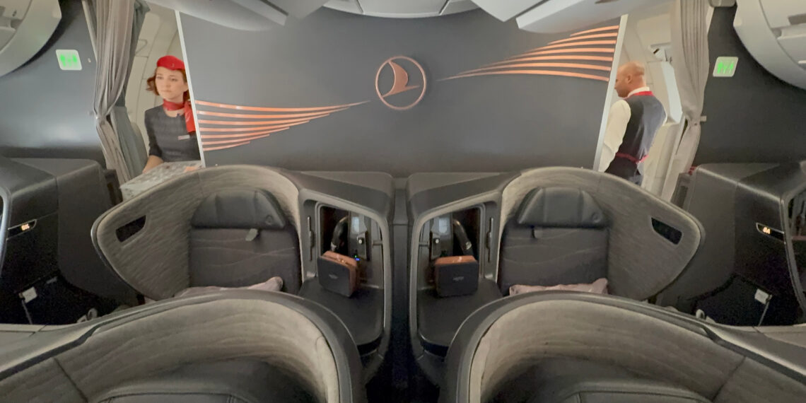 un avión en el asiento de un auto