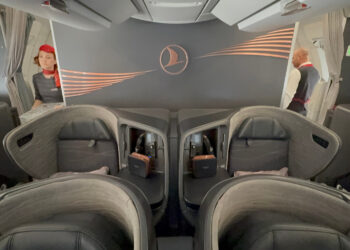 un avión en el asiento de un auto